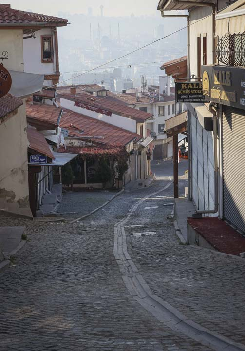 Ankara'da sokağa çıkma yasağına uyuluyor! Ulus meydanı boş kaldı... 19