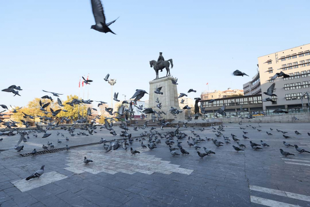 Ankara'da sokağa çıkma yasağına uyuluyor! Ulus meydanı boş kaldı... 2