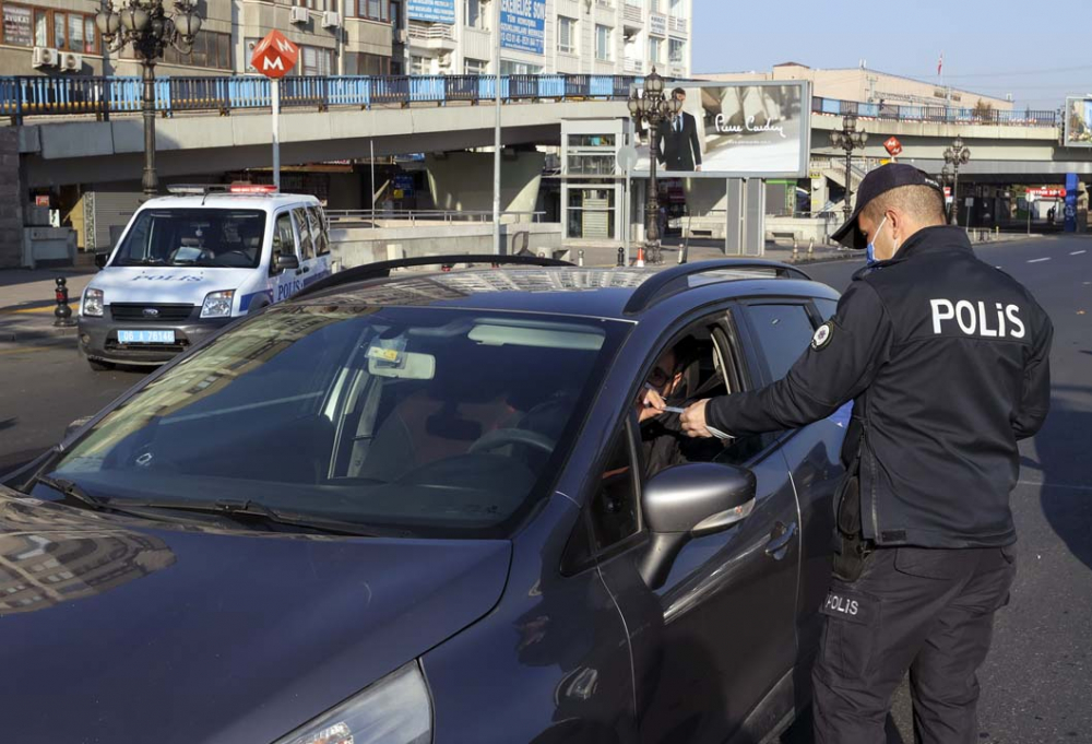 Ankara'da sokağa çıkma yasağına uyuluyor! Ulus meydanı boş kaldı... 20