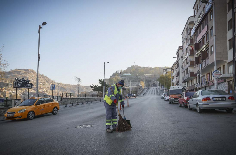 Ankara'da sokağa çıkma yasağına uyuluyor! Ulus meydanı boş kaldı... 4