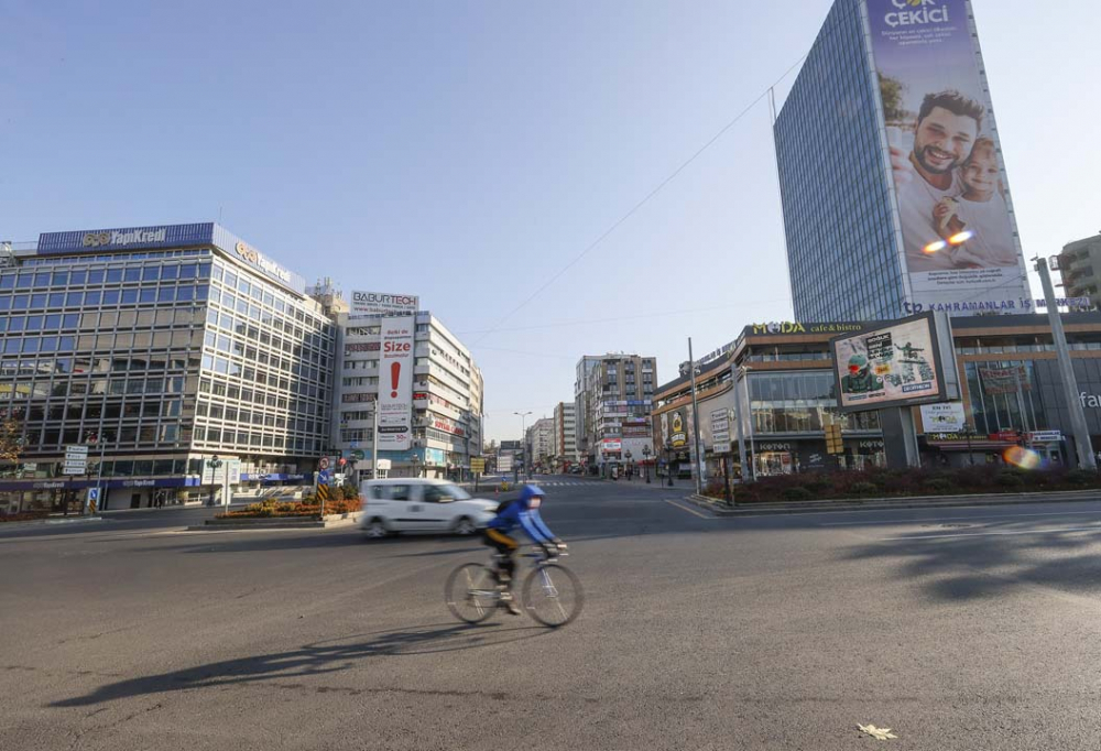 Ankara'da sokağa çıkma yasağına uyuluyor! Ulus meydanı boş kaldı... 6