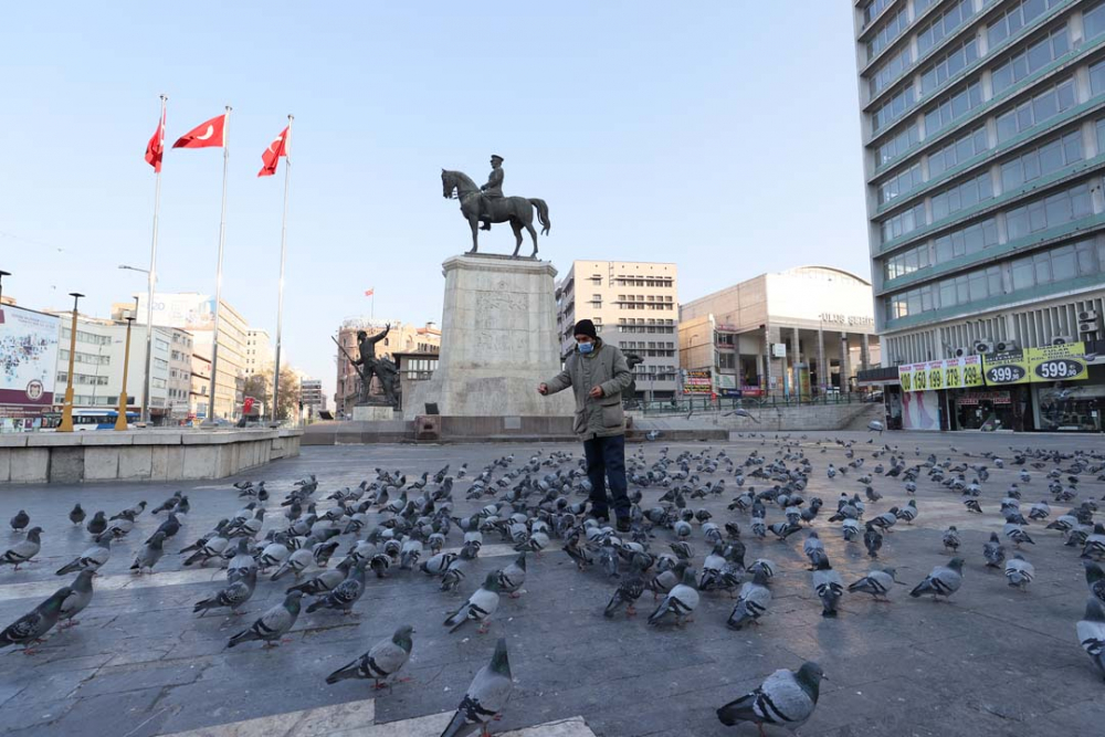 Ankara'da sokağa çıkma yasağına uyuluyor! Ulus meydanı boş kaldı... 9