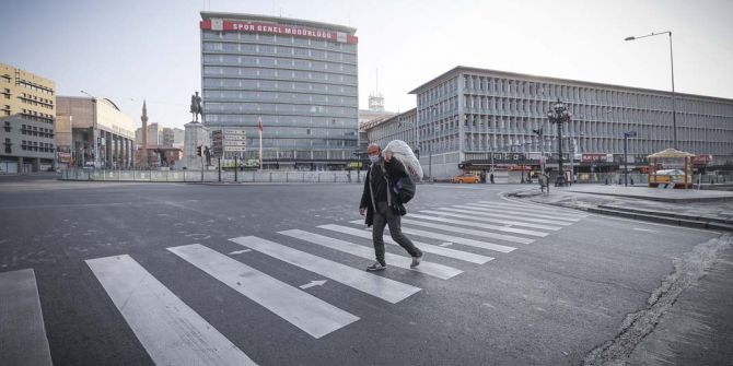 Ankara'da sokağa çıkma yasağına uyuluyor! Ulus meydanı boş kaldı...