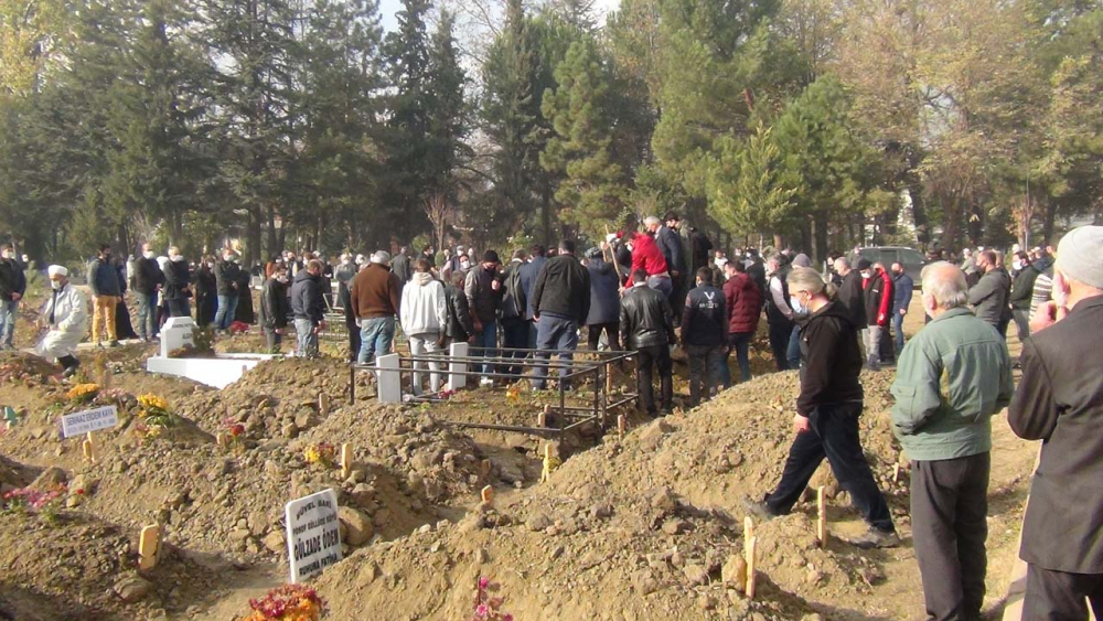 Bursa'da aynı aileden 4 kişi koronaya yenildi! İmam, babasının cenaze namazını gözyaşları içinde kıldırdı 1