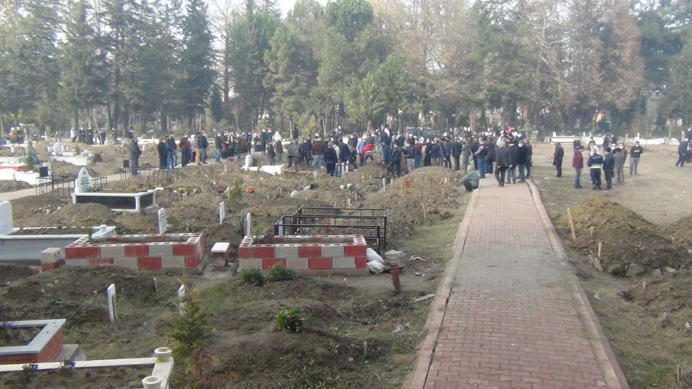 Bursa'da aynı aileden 4 kişi koronaya yenildi! İmam, babasının cenaze namazını gözyaşları içinde kıldırdı 3