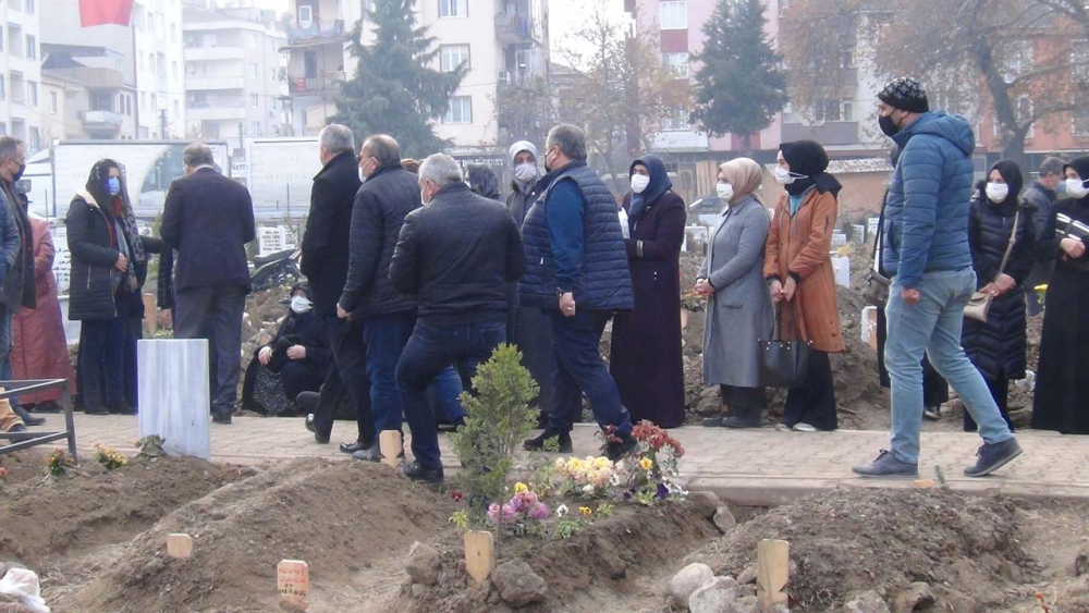 Bursa'da aynı aileden 4 kişi koronaya yenildi! İmam, babasının cenaze namazını gözyaşları içinde kıldırdı 5