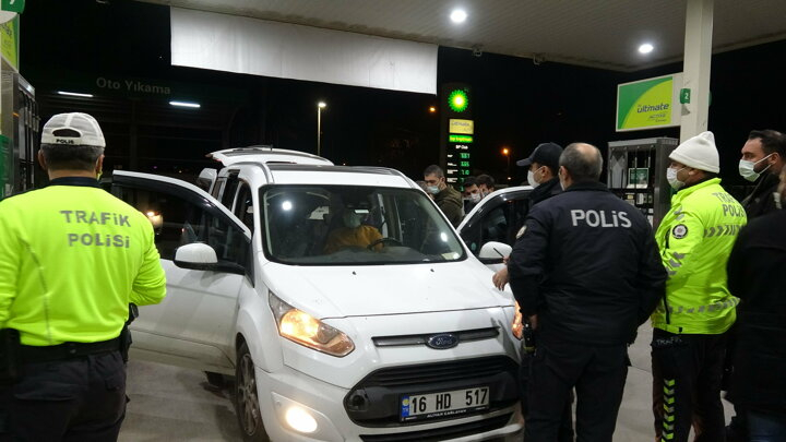 Büyük skandal! Polis kılığına girip sosyal medyada şov yaptı 5