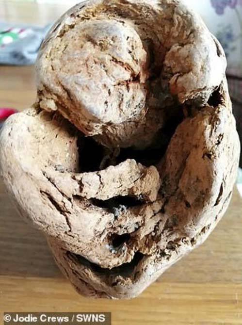 Yolda buldukları nesneyi eve götüren anne kız kabusu yaşadı!  Sıcak iğneyle deldikleri an patladı 7