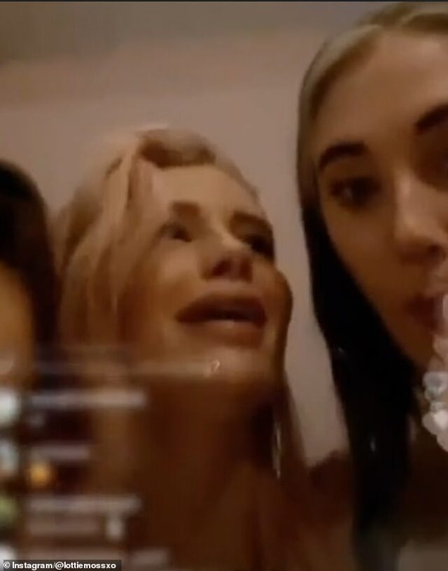 'Süper bulaştırıcı’ olduğunu söyleyen dünyaca ünlü model, kız arkadaşının dudağına yapıştı! 6