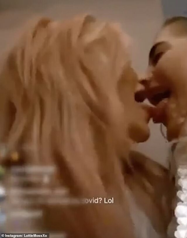 'Süper bulaştırıcı’ olduğunu söyleyen dünyaca ünlü model, kız arkadaşının dudağına yapıştı! 9