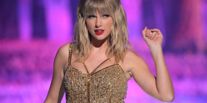 Taylor Swift'in canlı yayındaki el hareketi sosyal medyayı ayağa kaldırdı!  Şiddet mi görüyor?