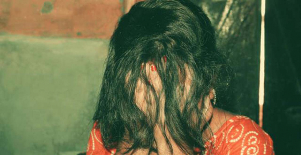 Kumarbaz koca karısını para karşılığı arkadaşlarına tecavüz ettirdi! 1