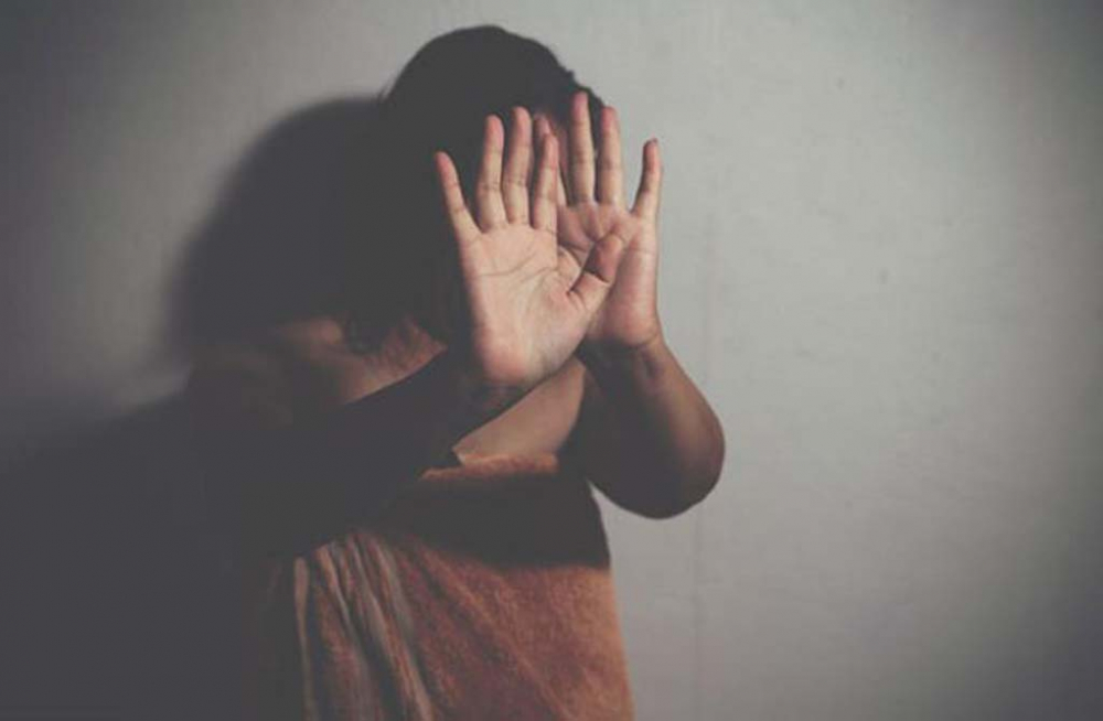 Kumarbaz koca karısını para karşılığı arkadaşlarına tecavüz ettirdi! 2