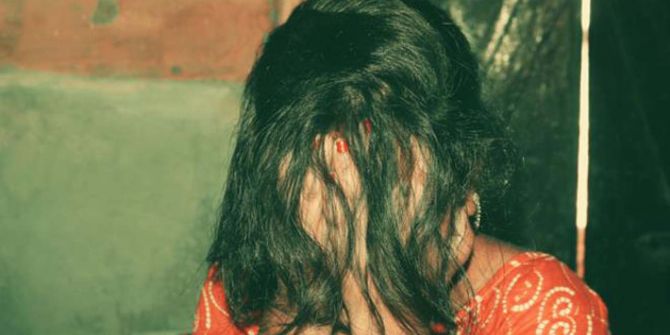 Kumarbaz koca karısını para karşılığı arkadaşlarına tecavüz ettirdi!