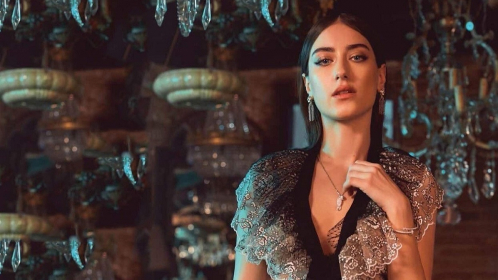 Güzel oyuncu Hazal Kaya yeni projesi için şan dersleri almaya başladı! 7