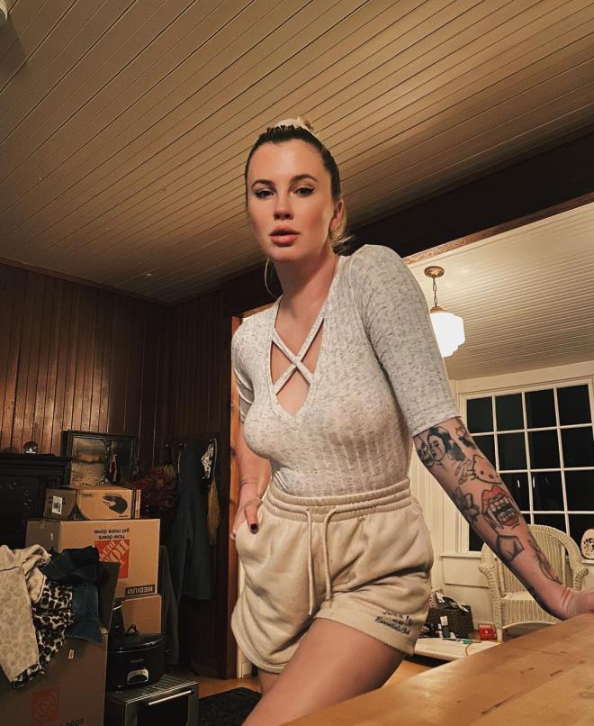 Ünlü model Ireland Baldwin, Zoom toplantısına üstsüz katıldı! 10