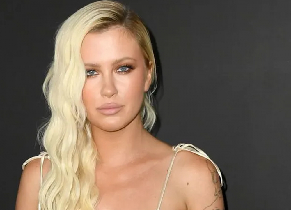 Ünlü model Ireland Baldwin, Zoom toplantısına üstsüz katıldı! 2