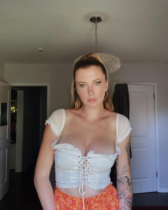 Ünlü model Ireland Baldwin, Zoom toplantısına üstsüz katıldı! 6