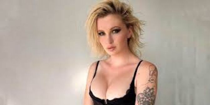 Ünlü model Ireland Baldwin, Zoom toplantısına üstsüz katıldı!