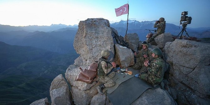 Mehmetçik sınırda ilk iftarını böyle açtı