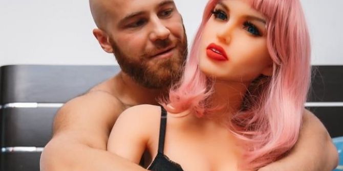 Ünlü fenomen, evlendiği şişme bebeği düğünden sonra parçaladı! Tamire verdi, yılbaşını bekliyor