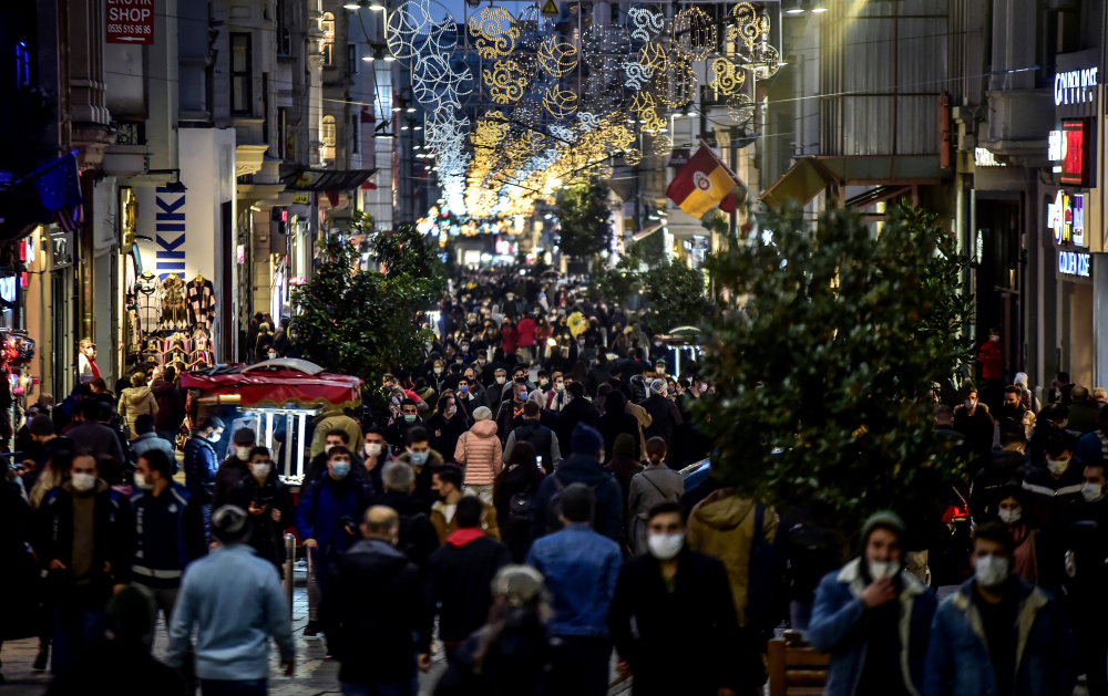 Görüntüler değişmedi! Kısıtlama öncesi İstiklal Caddesi'nde insan seli görüldü 1