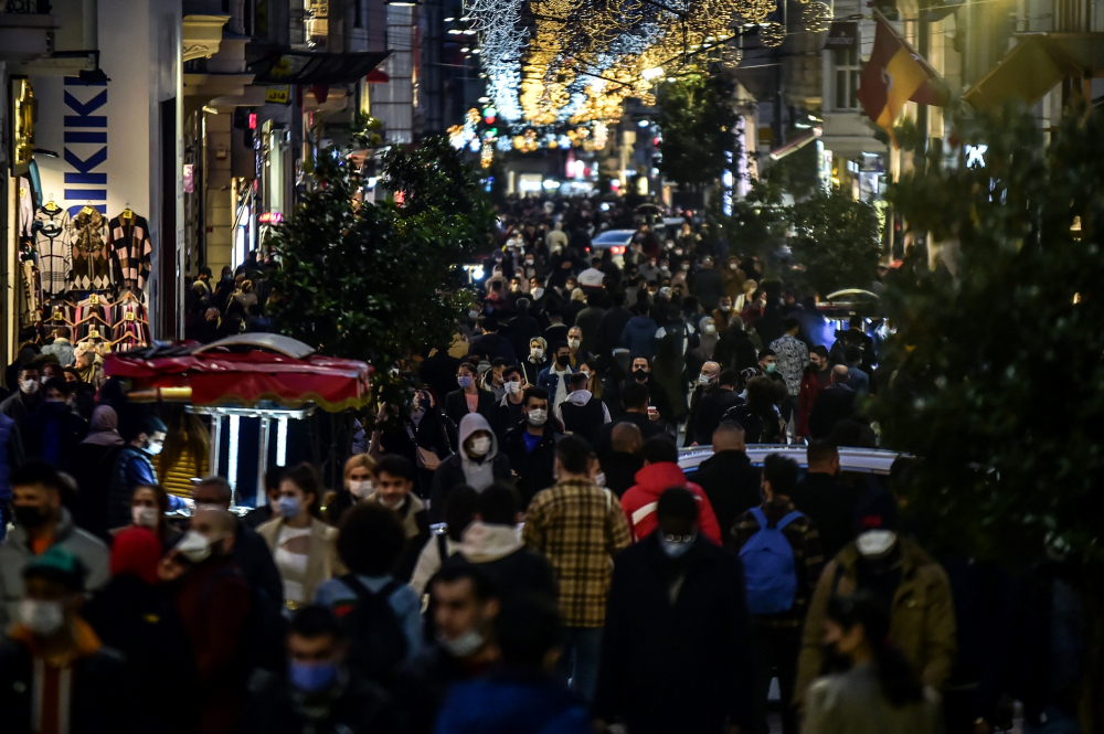 Görüntüler değişmedi! Kısıtlama öncesi İstiklal Caddesi'nde insan seli görüldü 2