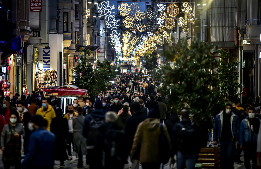 Görüntüler değişmedi! Kısıtlama öncesi İstiklal Caddesi'nde insan seli görüldü 3