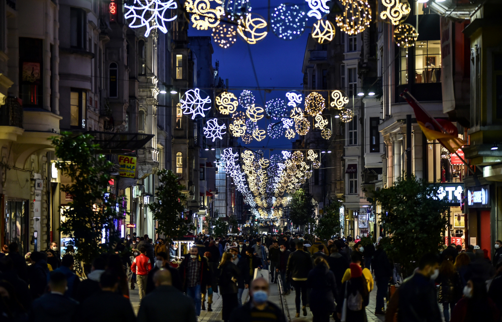 Görüntüler değişmedi! Kısıtlama öncesi İstiklal Caddesi'nde insan seli görüldü 4