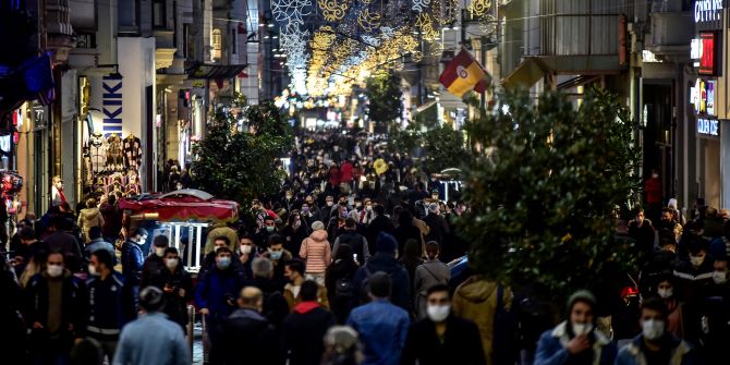 Görüntüler değişmedi! Kısıtlama öncesi İstiklal Caddesi'nde insan seli görüldü