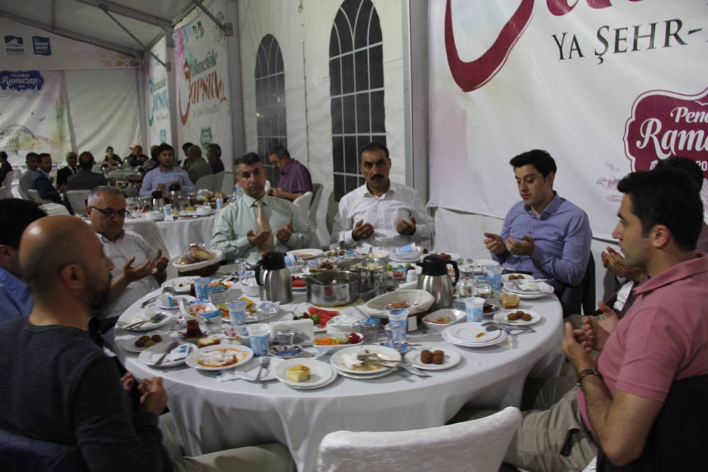 Pendik ilçe protokolü iftarda bir araya geldi 14