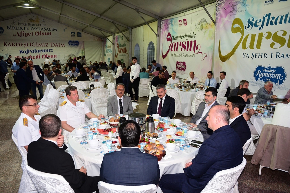 Pendik ilçe protokolü iftarda bir araya geldi 16