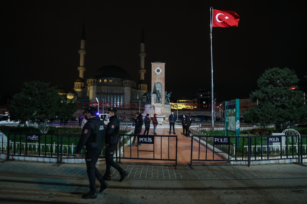 Yeni yılın ilk gününde İstanbul'da sessizlik hakim oldu! 15