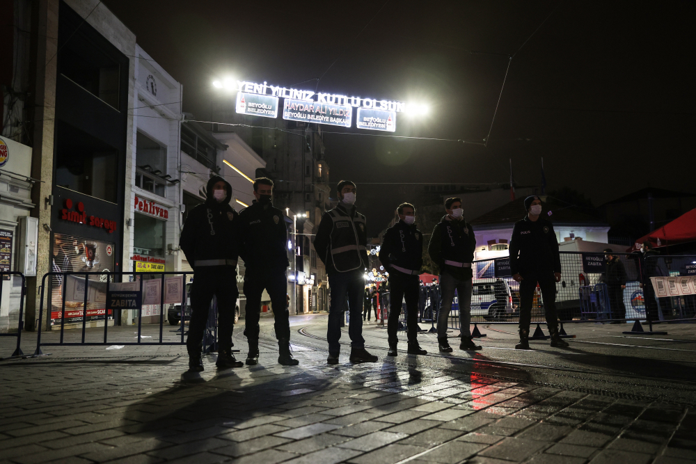 Yeni yılın ilk gününde İstanbul'da sessizlik hakim oldu! 17