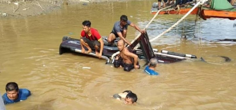 O ülkede korkunç olay! Araç feribottan düştü: 1'i bebek 9 ölü 1
