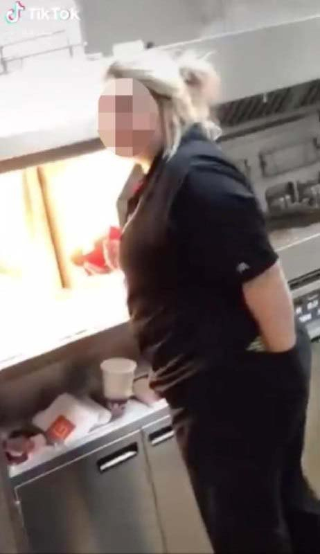 Dünyaca ünlü fast food zincirinde skandal! Sosyal medya bu görüntülerle çalkalandı! 3