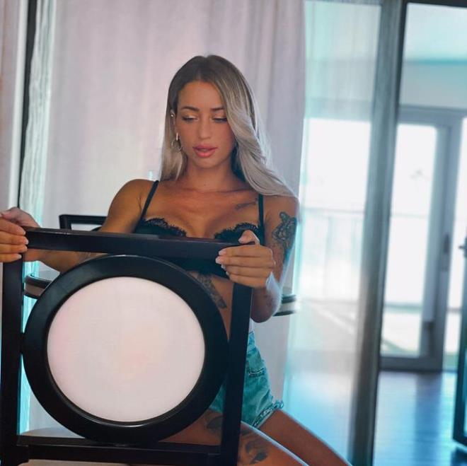 Televizyonların şov yıldızı, efsane futbolcunun ilişki teklifini reddetti! 5