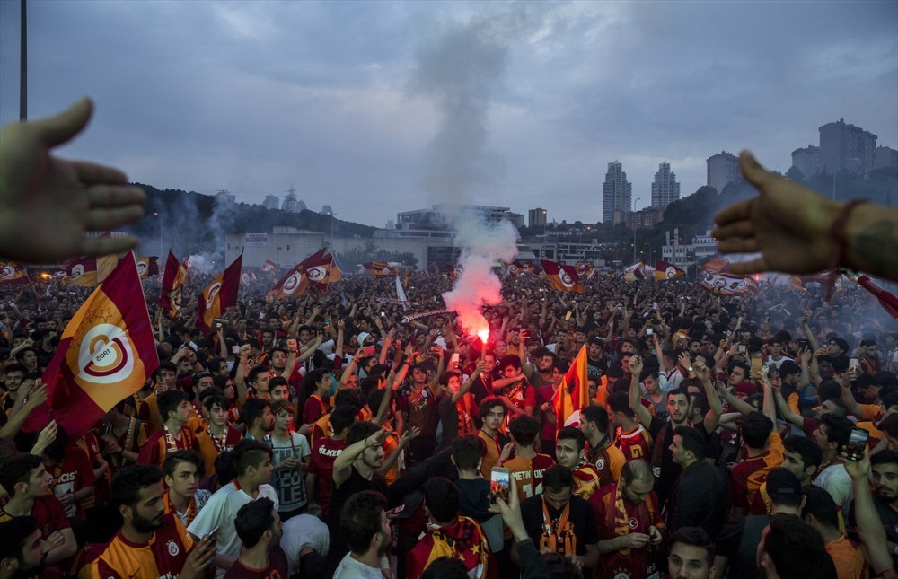 Galatasaray 2017- 2018 Yılı şampiyonu oldu, taraftarlar sabaha kadar uyumadı 1