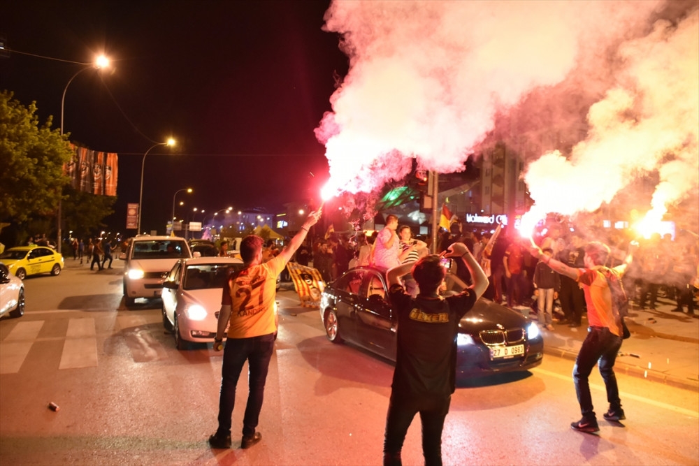 Galatasaray 2017- 2018 Yılı şampiyonu oldu, taraftarlar sabaha kadar uyumadı 27