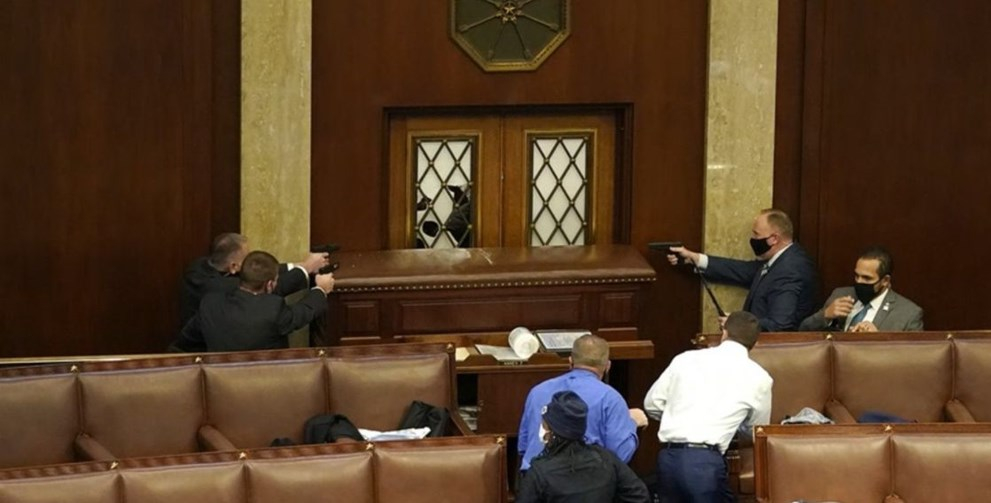 Bir kadın silahla yaralandı! İşgal altındaki kongre binasından ilk fotoğraflar 1