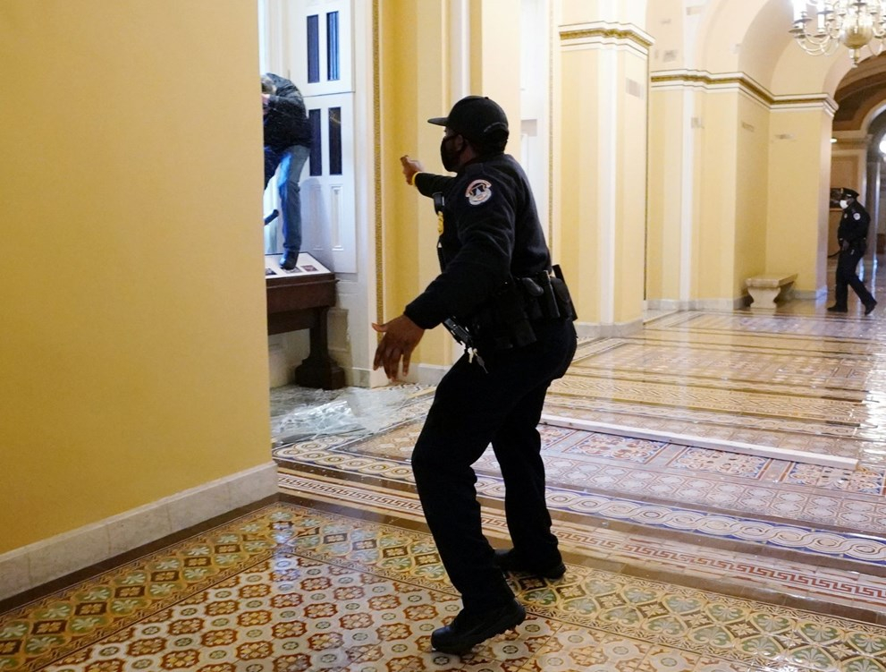 Bir kadın silahla yaralandı! İşgal altındaki kongre binasından ilk fotoğraflar 9