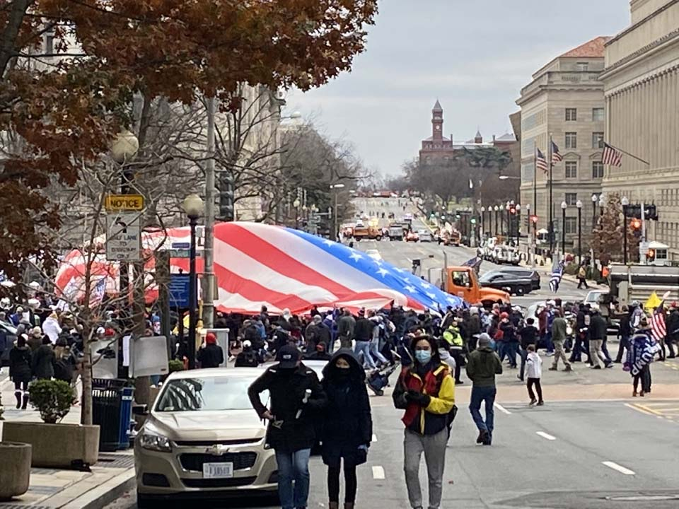 ABD'de kongre binası basıldı! Protestolar sürüyor, işte tarihi anlar... 14