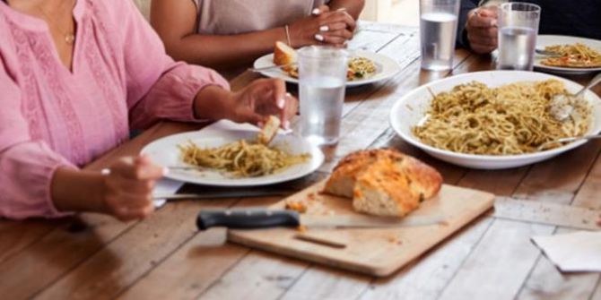 23 yaşındaki genç, annesini öldürüp cesedinin başında dans etti!