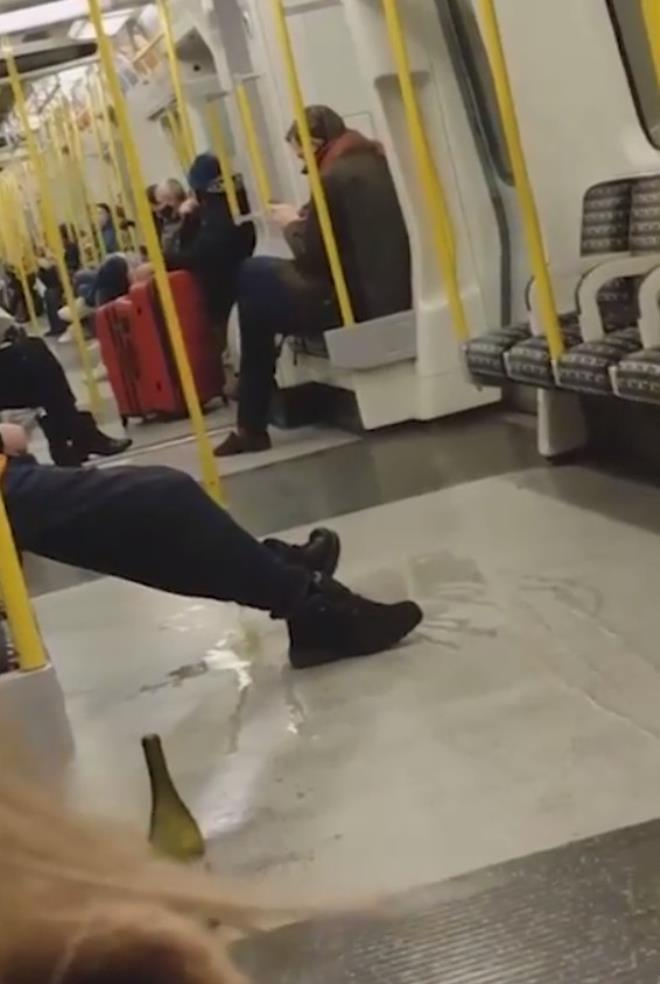 Metroya binenleri pişman eden olay: Cinsel organını çıkarıp ulu orta tuvaletini yaptı! 3