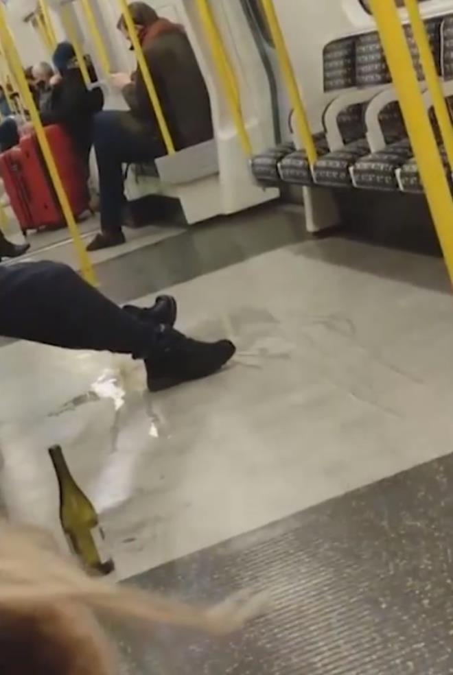 Metroya binenleri pişman eden olay: Cinsel organını çıkarıp ulu orta tuvaletini yaptı! 4