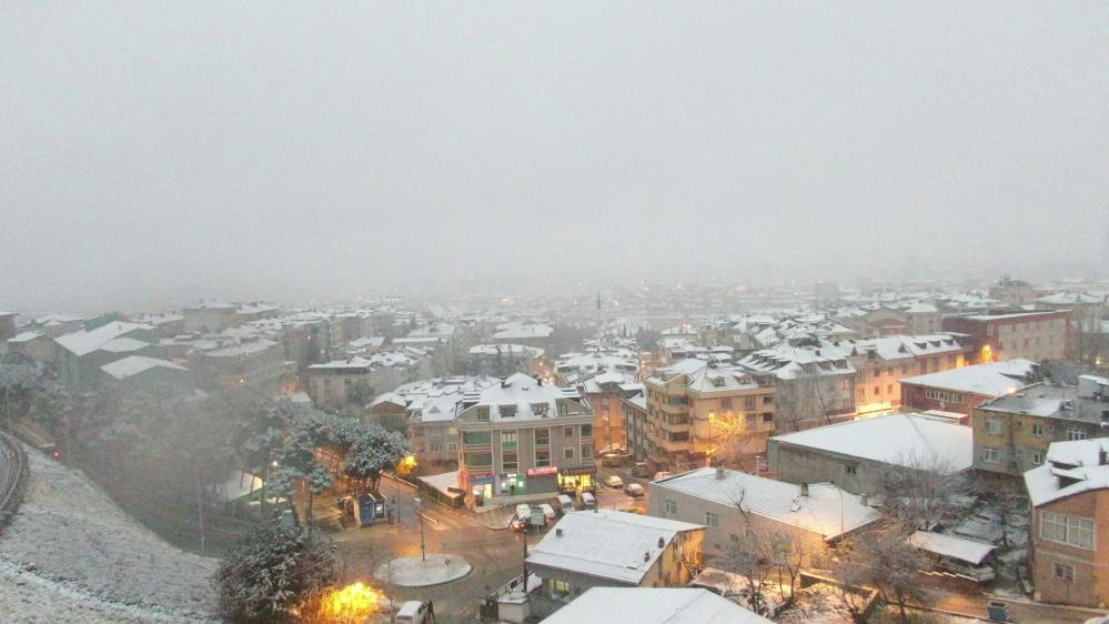 İstanbul'da yoğun kar yağışı: Kent beyaz örtüyle kaplandı! 13