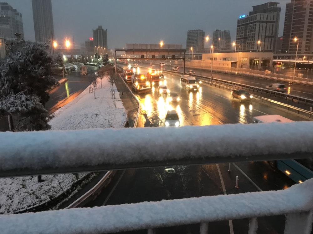 İstanbul'da yoğun kar yağışı: Kent beyaz örtüyle kaplandı! 20