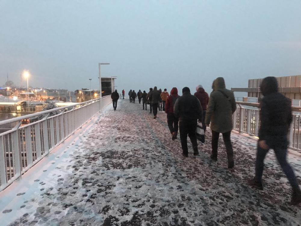 İstanbul'da yoğun kar yağışı: Kent beyaz örtüyle kaplandı! 21