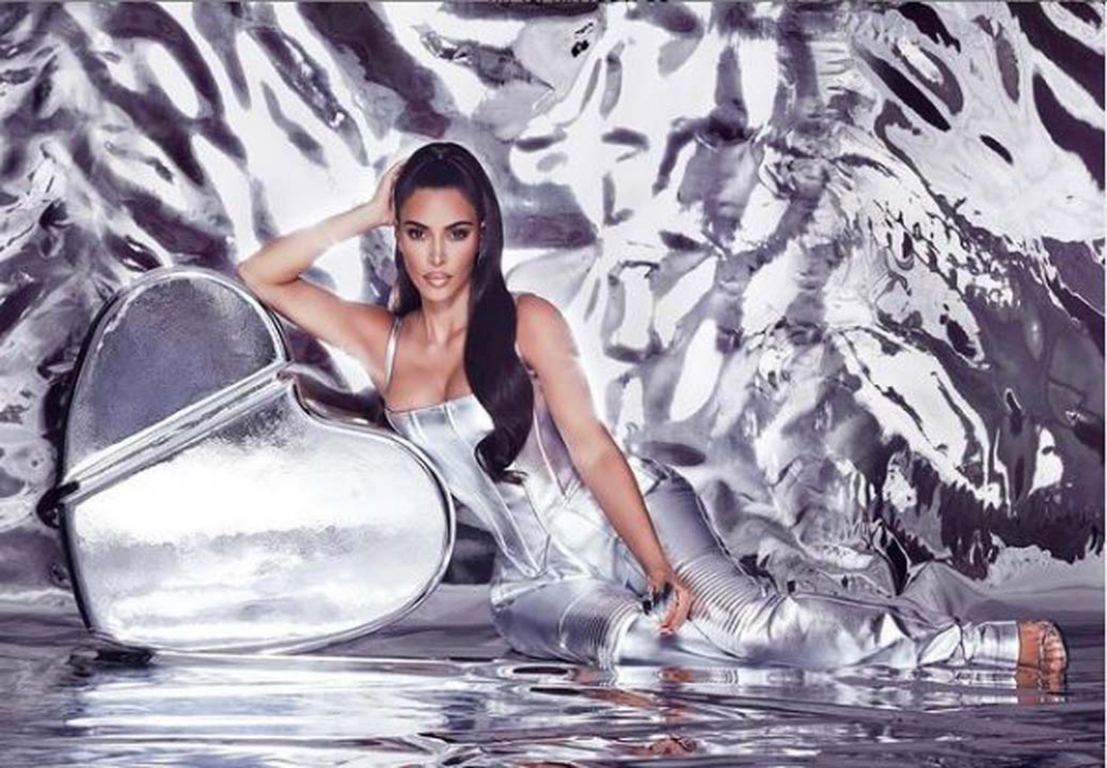 Kim Kardashian kalça dekoltesiyle sosyal medyayı salladı! 5