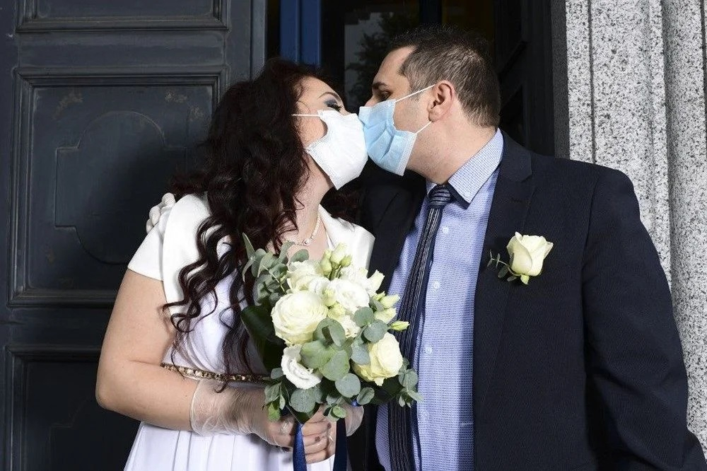 Koronavirüs sürecinde cinsel ilişkilerle ilgili yeni yönerge: Öpüşmeyin, prezervatif kullanın 4